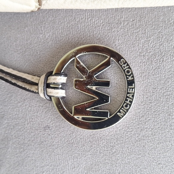 Michael Kors White Leather Shoulder Bag - Picture 5 of 8